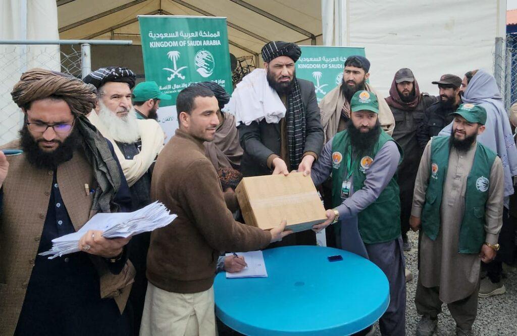 کابل کې سلګونه راستنو شویو کډوالو سره د خرما مرسته وشوه