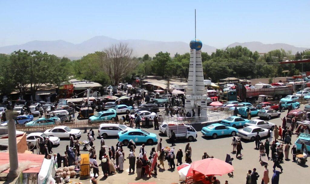 د کابل د قره‌باغ ولسوالۍ بازار یو شمېر هټۍوال: د هټیو لوړې شوې کرایې دې بېرته راکمې شي