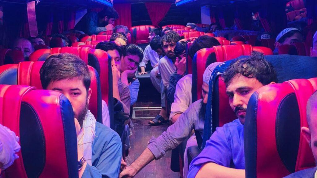 بیش از ۱۰۰ افغان از زندان‌های پاکستان آزاد شدند