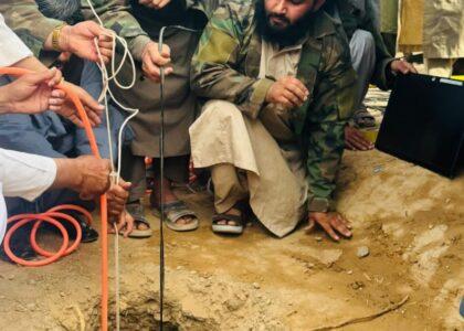 هلمند کې یوې ژورې څاه ته لوېدلی ماشوم وژغورل شو