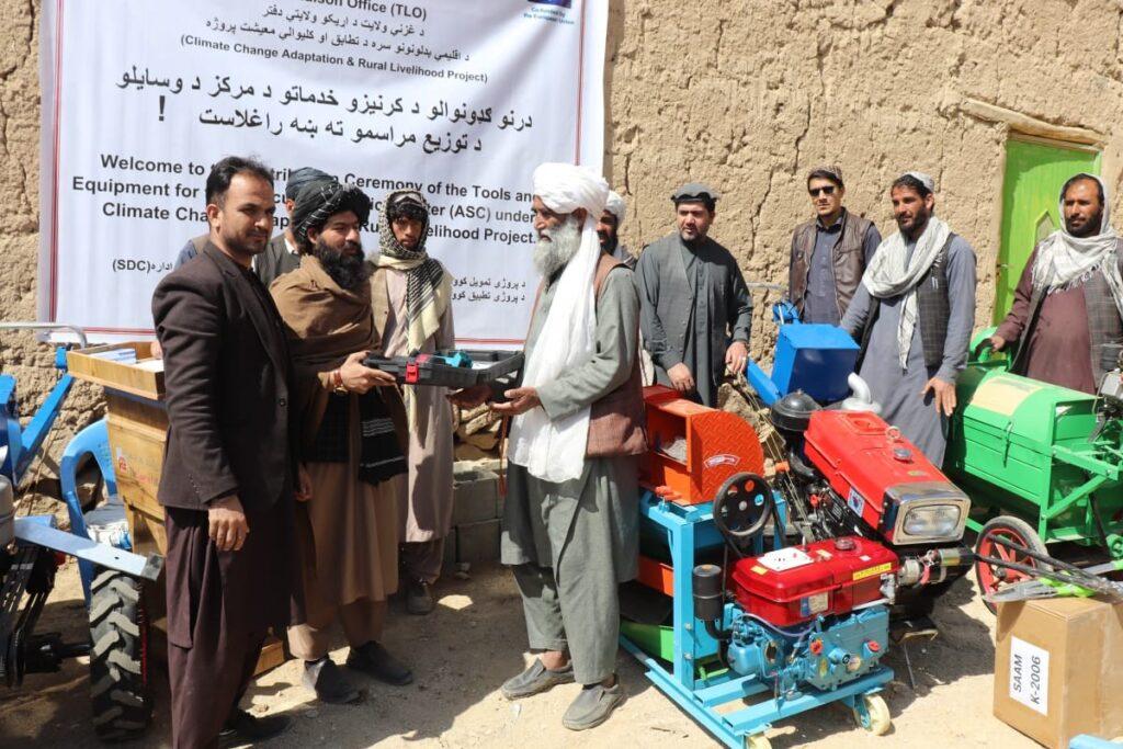 د غزني په څلورو ولسوالیو کې د بزګرانو لپاره د کرنیزو خدمتونو لس مرکزونه فعال شول