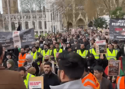 راه‌پیمایی افغان‌های مقیم بریتانیا: تجاوزات پاکستان علیه افغانستان جنایت جنگی است