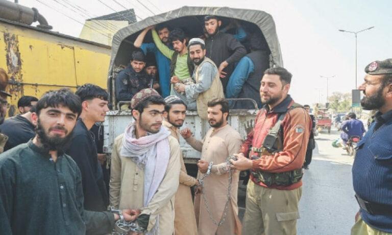 بیش از ۳۰۰ مهاجر افغان در خیبر پشتونخوا بازداشت شدند