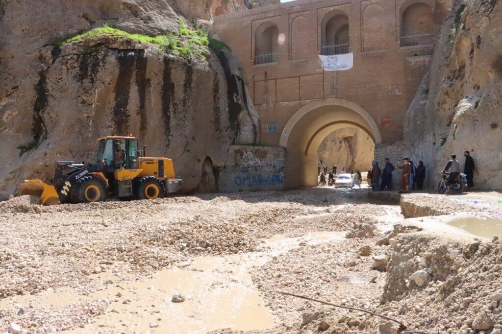 د سیلابونو له امله په سرپل، بلخ او بادغیس کې ځینې لارې تړل شوې دي