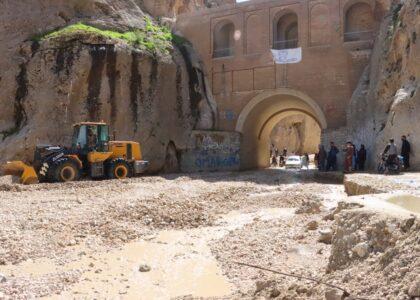 در پی جاری شدن سیلاب‌ها برخی راه‌ها در سرپل، بلخ و بادغیس مسدود شده است