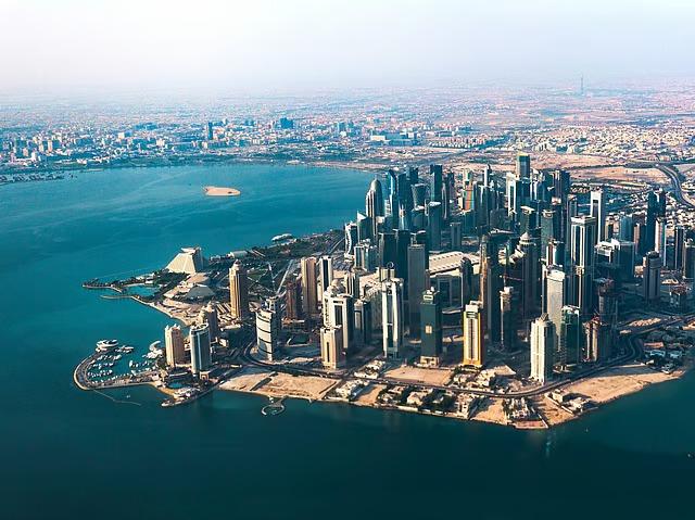 یک هلیکوپتر قطر در اب های سر زمینی این کشور سقوط کرده است