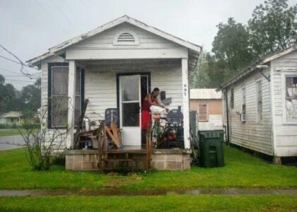 برخورد موتر با رژۀ سال نو لائوسی در امریکا؛ حدود ۱۵ تن زخمی شدند