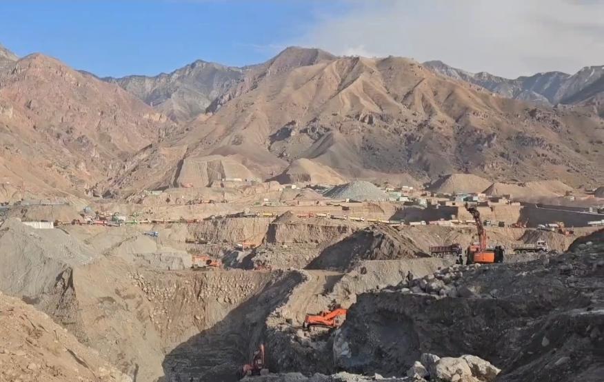 لغزش تپۀ خاکی هنگام استخراج طلا در بدخشان جان پنج تن را گرفت