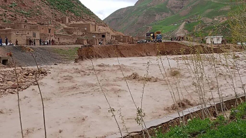 سیلاب‌ها در بادغیس؛  ۸ تن جان باختند و شاهراه قلعۀ‌نو – هرات مسدود شد