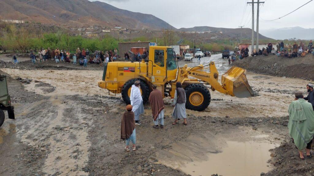 سیلاب‌ها رفت‌وآمد در شماری از شاهراه‌های کشور را مختل کرده؛ کار پاک‌کاری و ترمیم ادامه دارد
