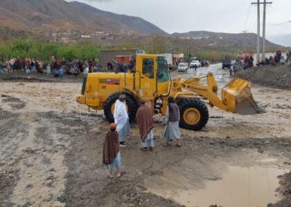 سیلاب‌ها رفت‌وآمد در شماری از شاهراه‌های کشور را مختل کرده؛ کار پاک‌کاری و ترمیم ادامه دارد