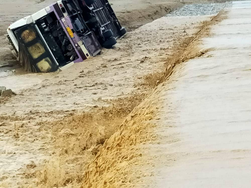 غزني کې ترافیکي پېښه، دوه کسان مړه او ۱۳ نور ټپيان شوي