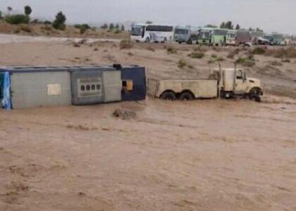 واژگونی یک موتر مسافربری در اثر سیلاب در هرات؛ تمام سرنشینان آن نجات یافتند