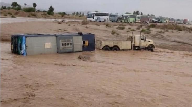 واژگونی یک موتر مسافربری در اثر سیلاب در هرات؛ تمام سرنشینان آن نجات یافتند