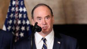 وزیر نیروی دریایی امریکا از سمتش برکنار شد