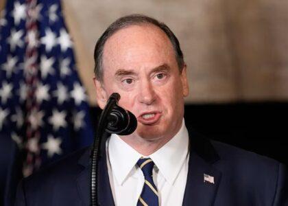 وزیر نیروی دریایی امریکا از سمتش برکنار شد