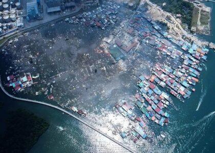 په مالیزیا د صباح ایالت کې اورلګېدنه؛ شاوخوا زر کورونه ویجاړ او زرګونه کسان بې‌ځایه شوي