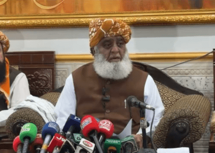 مولانا فضل‌الرحمان می‌گوید مقام‌های پاکستان «غلامان امریکا» اند