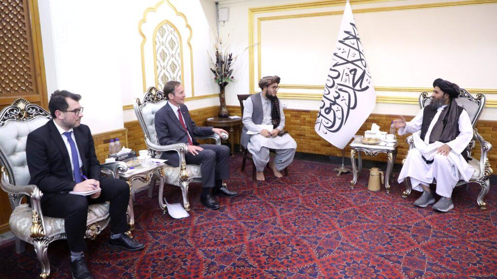 ملا برادر با نمایندۀ ویژۀ بریتانیا برای افغانستان دیدار کرد