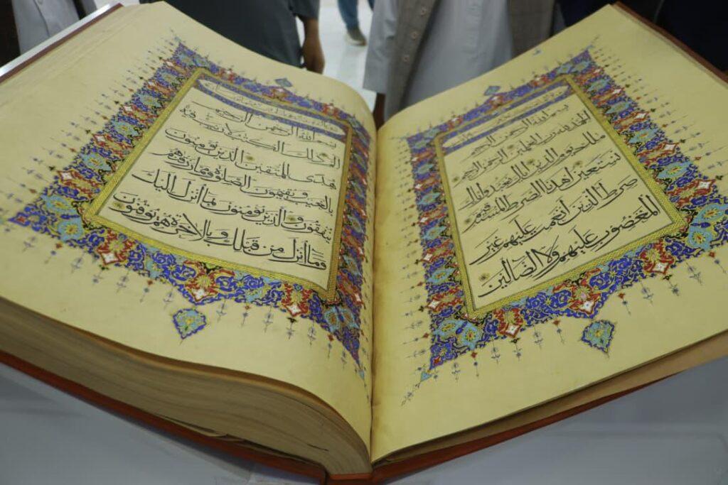 رونمایی از نسخه‌ای قرآن کریم دست‌نویس دختران خطاط هراتی در یک نمایشگاه فرهنگی