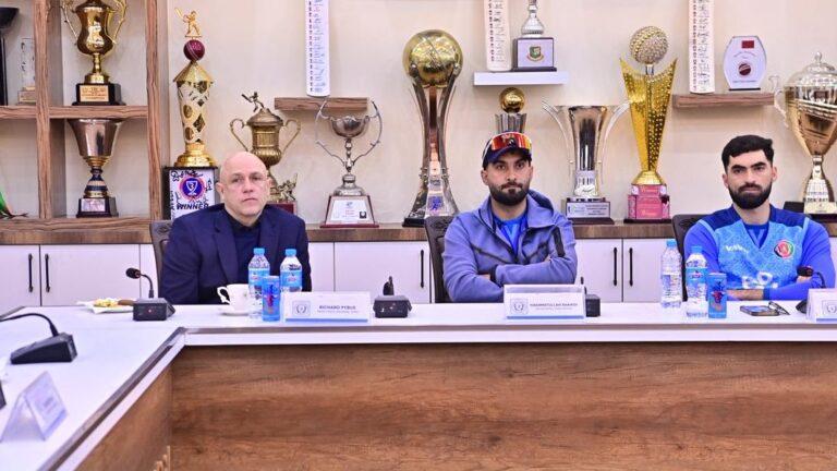 د افغانستان د کرکټ ملي لوبډلې مشر روزونکی کابل ته راغلی