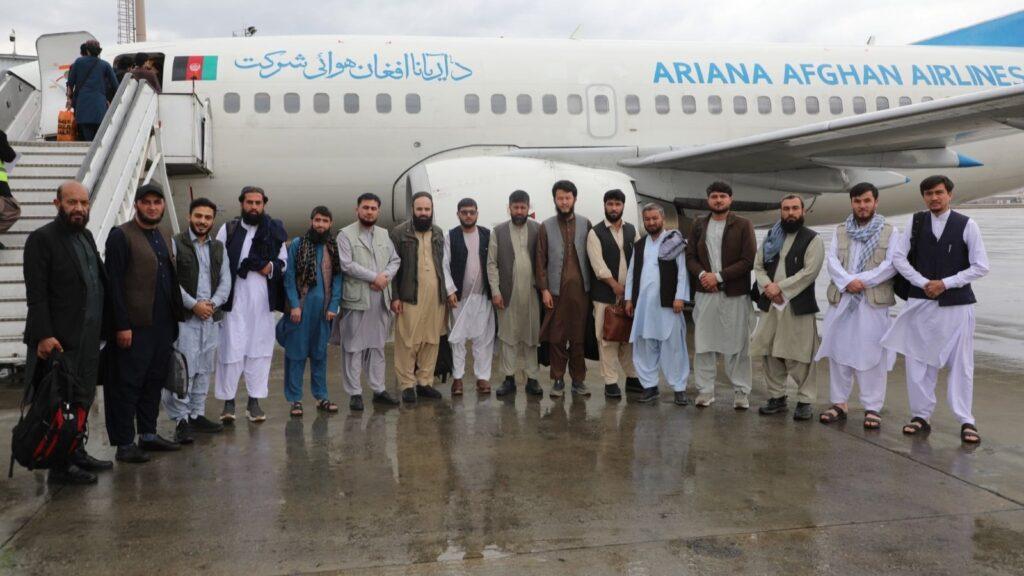 د کانونو او پټرولیم وزارت اتلس کارکوونکي د روزنې په موخه اوزبېکستان ته ولاړل