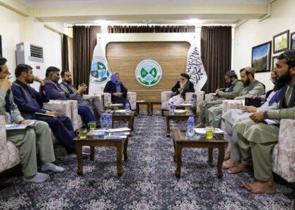 د چاپېریال‌ساتنې ادارې مشر د یواېن هبیتات له مشرې سره وکتل
