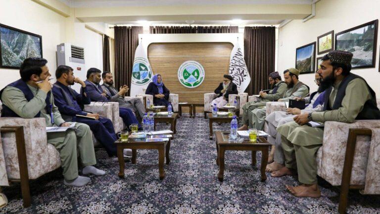 د چاپېریال‌ساتنې ادارې مشر د یواېن هبیتات له مشرې سره وکتل
