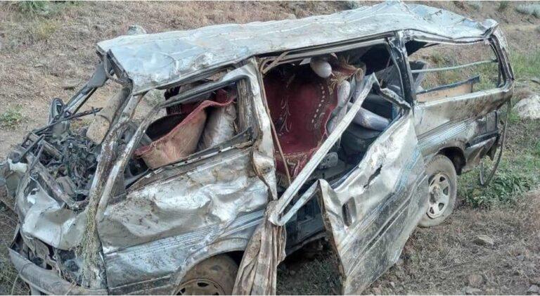 موتر حامل مهاجرین بازگشته در لغمان واژگون شد؛ ۱۸ تن جان باختند و ۲۹ تن دیگر زخمی شدند