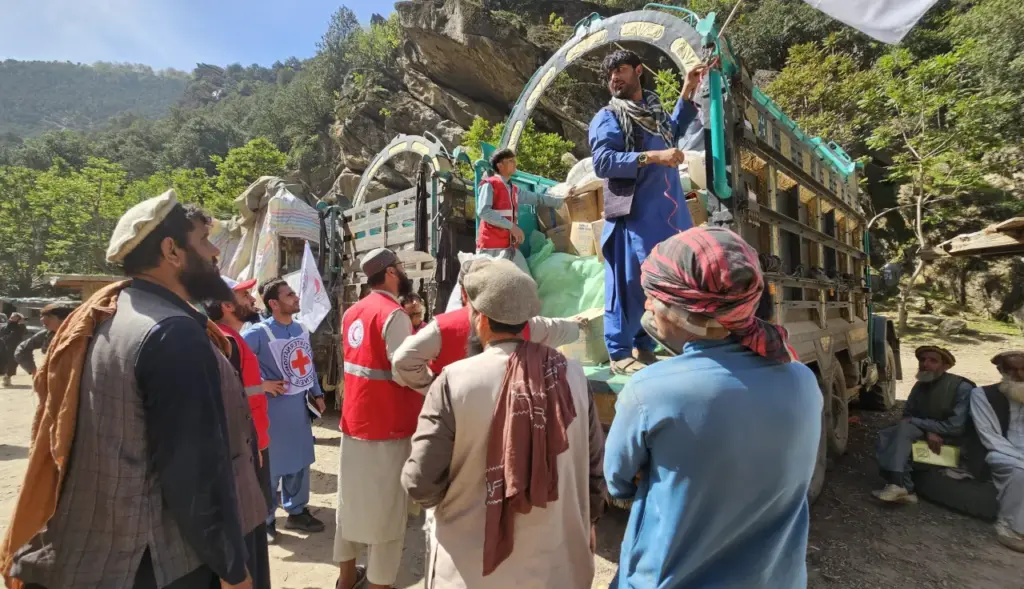 کمک‌رسانی صلیب سرخ به ۱۷ هزار خانوادۀ آسیب‌دیده در نورستان