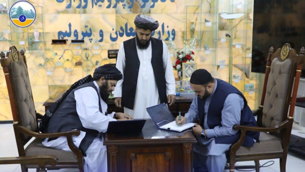 قرارداد استخراج معدن آهن یکاولنگ بامیان امضا شد