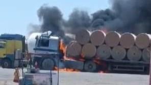 مهار آتش‌سوزی موتر ترانزیتی و تانکر گاز در شاهراه اسلام‌قلعۀ هرات