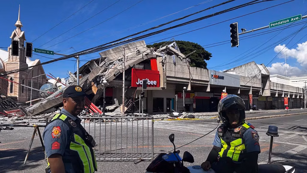 7.8-magnitude quake strikes Philippines, triggers tsunami warnings