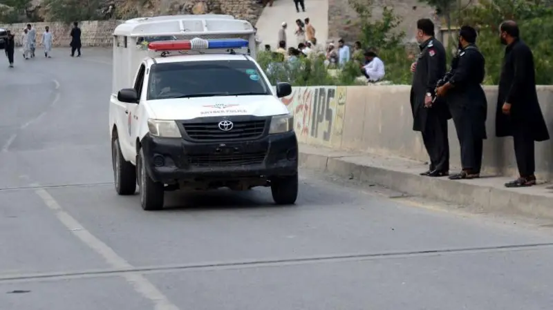 کوز دیر کې درې پولیس وژل شوي، بنو کې موټربم برید څلور کسان ټپیان کړي
