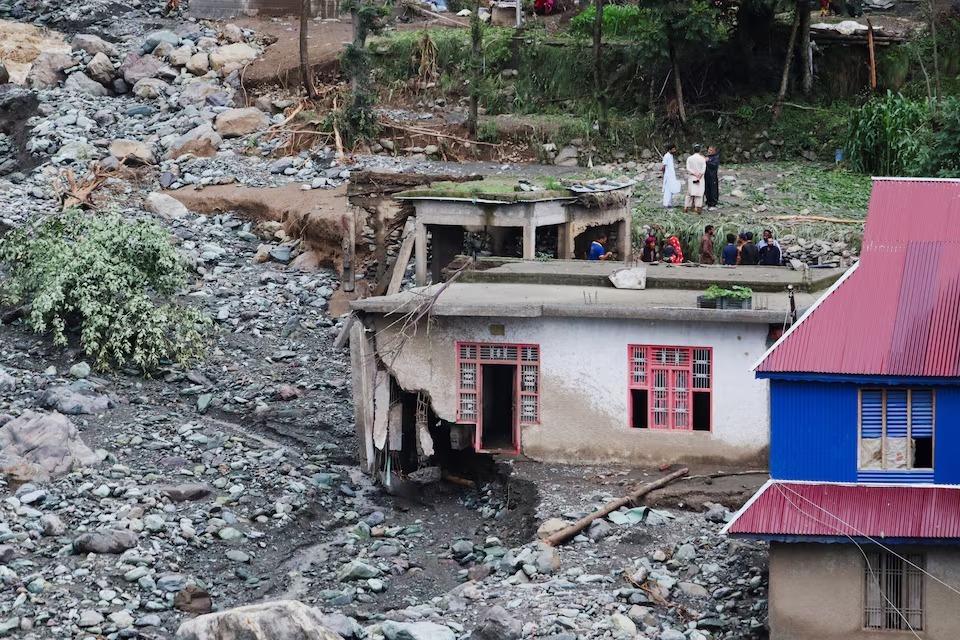 25 killed in India floods, landslides