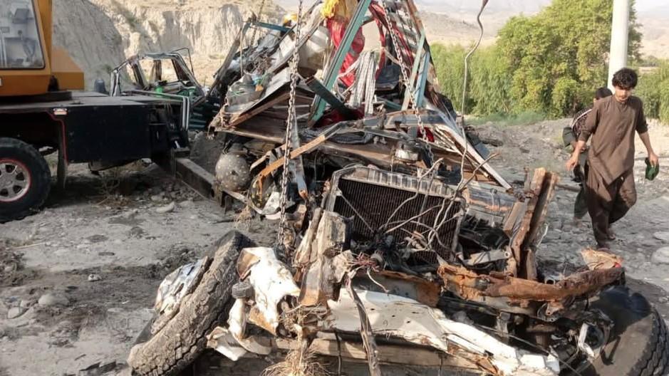 حادثۀ ترافیکی در لغمان؛ چهار تن جان باختند، هشت تن زخمی و ۱۰ تن دیگر ناپدید شدند