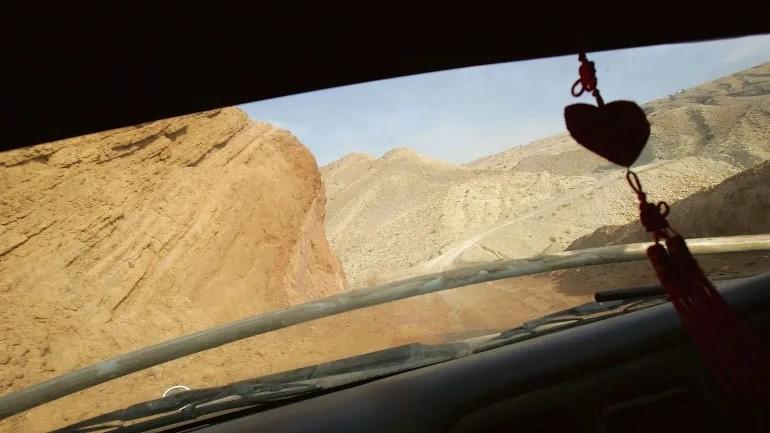 د بلوچستان په ژوب کې يوې درې ته د بس لوېدو پېښه؛ لږ تر لږه ۴۰ کسان مړه شوي