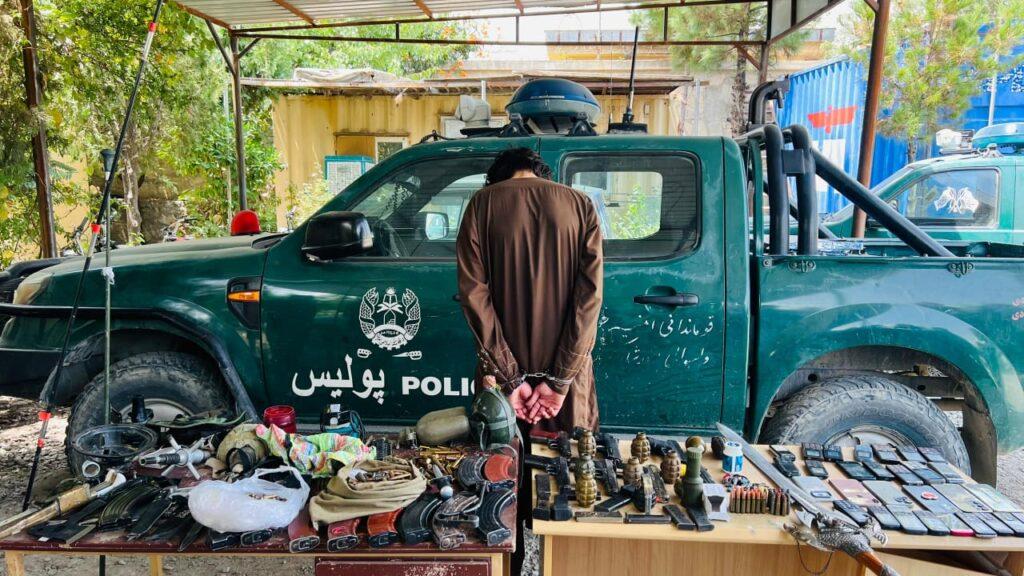 پولیس خوست: یک تن را همراه با سلاح، بم‌های دستی و موبایل‌های سرقت‌شده بازداشت کردیم