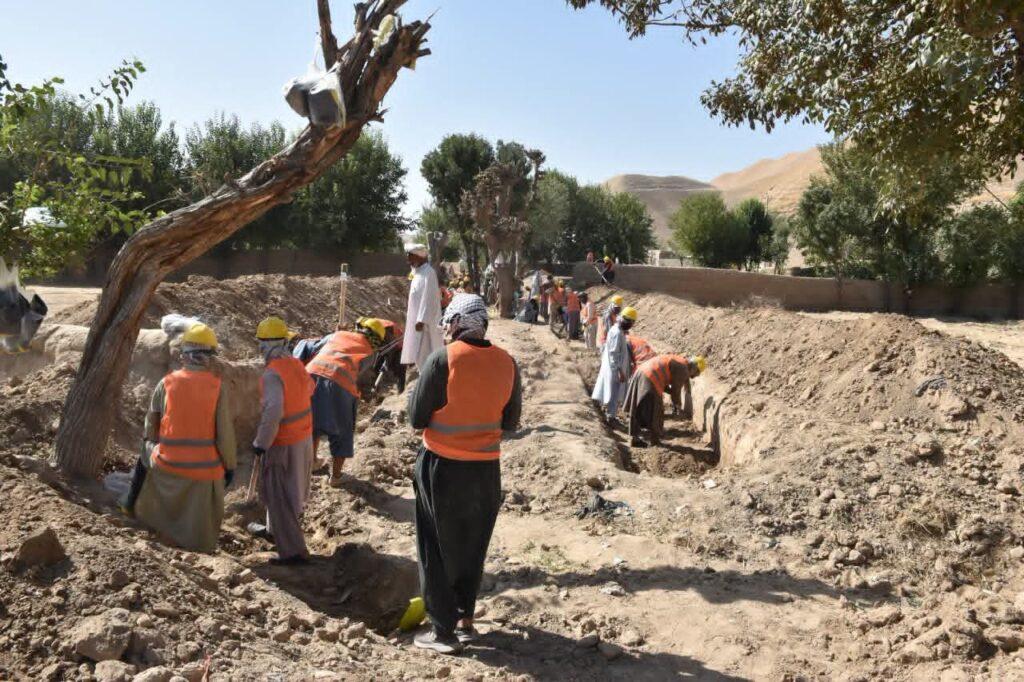 صلیب سرخ یک کانال آب را در بادغیس می‌سازد