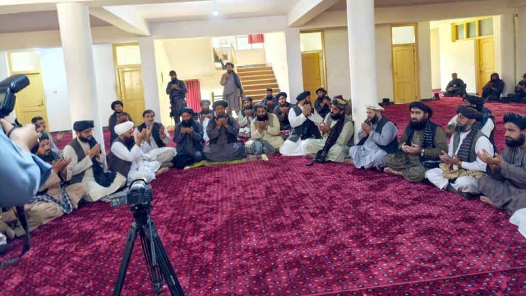 معاون اقتصادی ریاست‌الوزرا از سیلاب‌زده‌گان نورستان دیدار و بر ادامۀ حمایت از آنان تأکید کرد