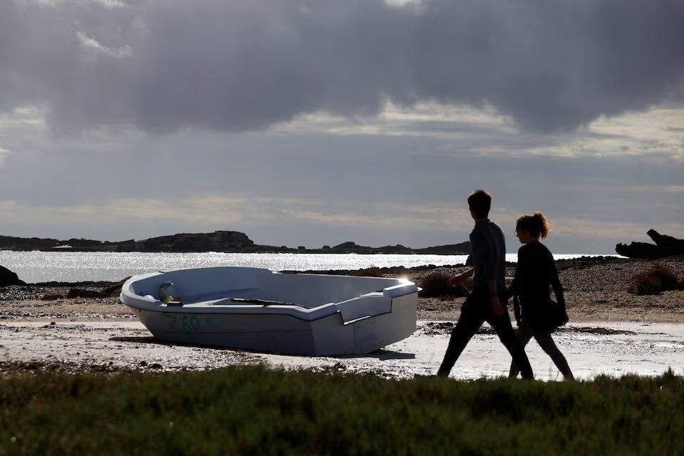 17 migrants die after boat sinks in Mediterranean