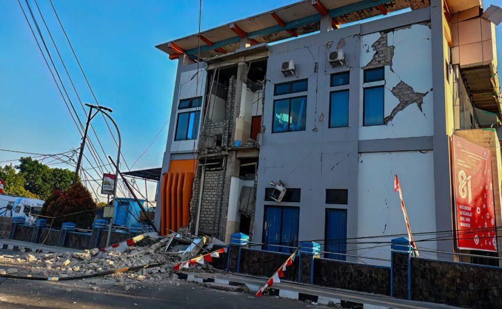5 killed as 7.7 magnitude quake strikes Indonesia