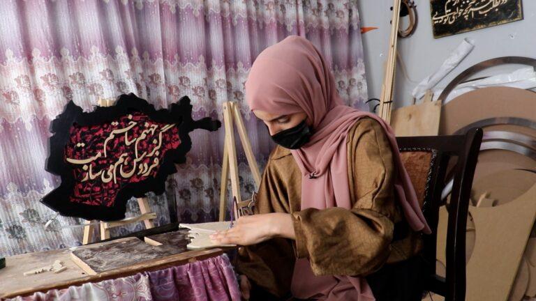 د څو تابلوګانو له جوړولو تر کارخونې؛ په کابل کې د دوو هنرمندو خویندو کیسه