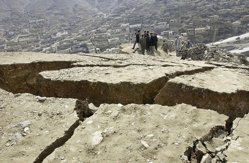 ایجاد درزهای بزرگ در کوه چهلستون؛ احتمال لغزش زمین و تهدید منازل مسکونی