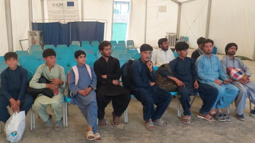 Nearly 400 Afghans released from Pakistani prisons, return home
