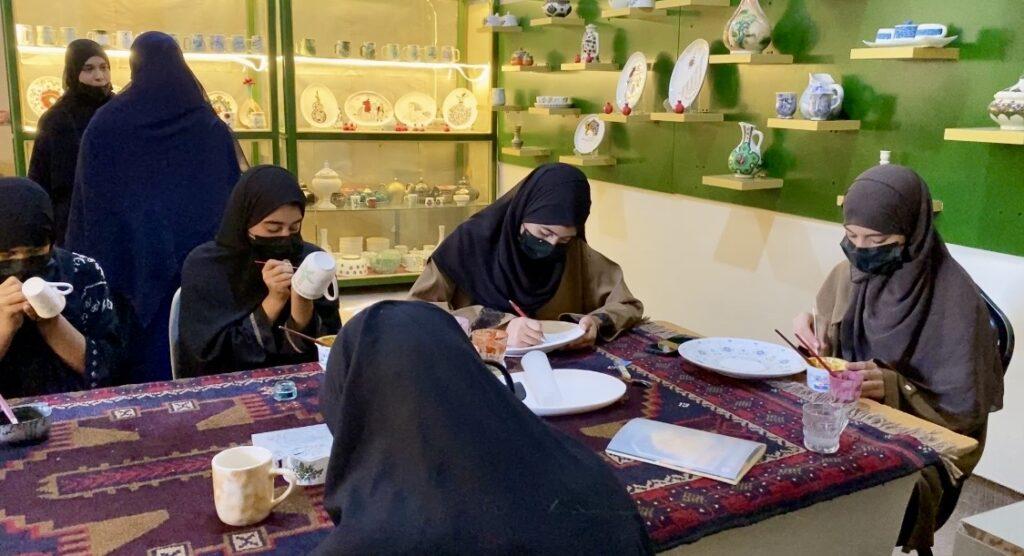 دختران هرات؛ از هنرآفرینی روی ظروف سرامیکی تا امید به کسب درآمد