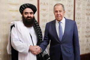د مسکو فارمت غونډه؛ لاوروف له مولوي امیرخان متقي سره ګوري