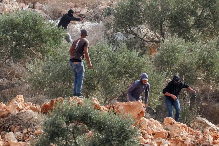 شهرک‌نشینان اسرائیلی بر فلسطینی‌ها و دیپلومات‌های اروپایی در کرانۀ باختری حمله کرده‌اند