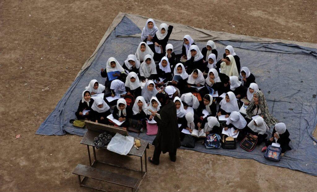 د ښوونکي نړۍواله ورځ؛ یوناما د افغانستان له ښوونکو مننه کړې ده