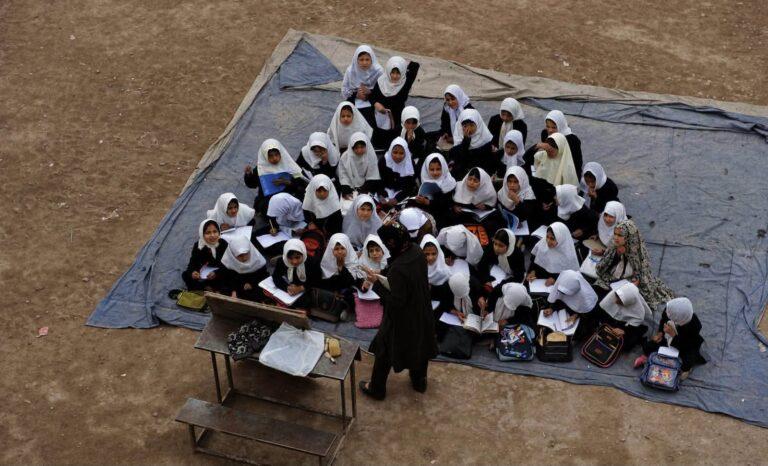 د ښوونکي نړۍواله ورځ؛ یوناما د افغانستان له ښوونکو مننه کړې ده